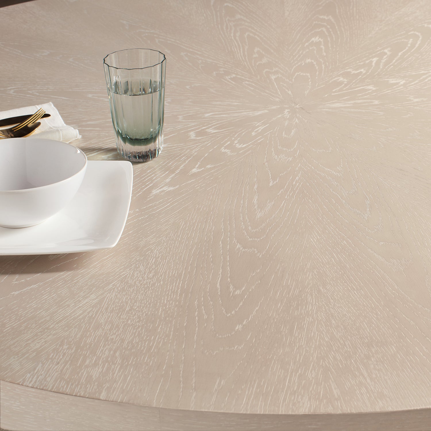 Hooker Furniture Nouveau Chic Round Pedestal Dining Table