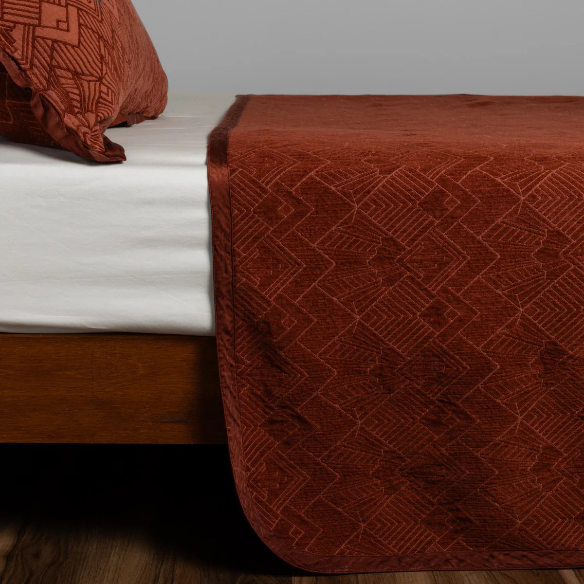 Bella Notte Trettino Bedspread in chenille jacquard, close-up detail of the chenille jacquard texture