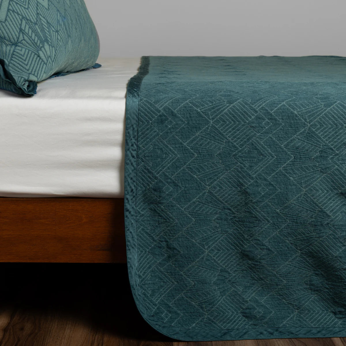 Bella Notte Trettino Bedspread in chenille jacquard, corner and trim detail