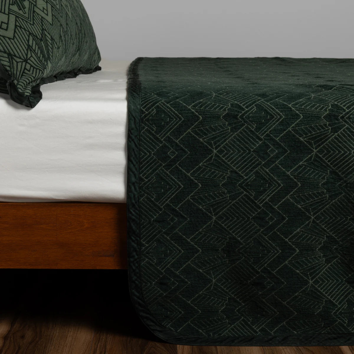 Bella Notte Trettino Bedspread in chenille jacquard, shown in a warm, muted tone