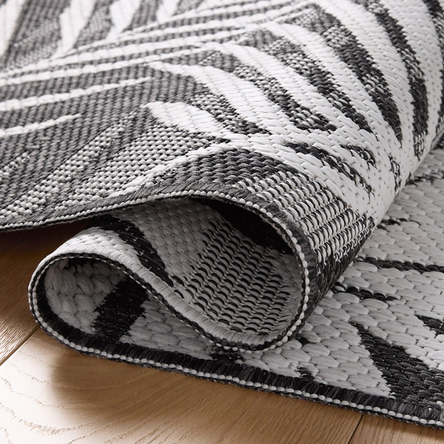 Loloi Easton Ivory/Onyx Indoor/Outdoor Rug