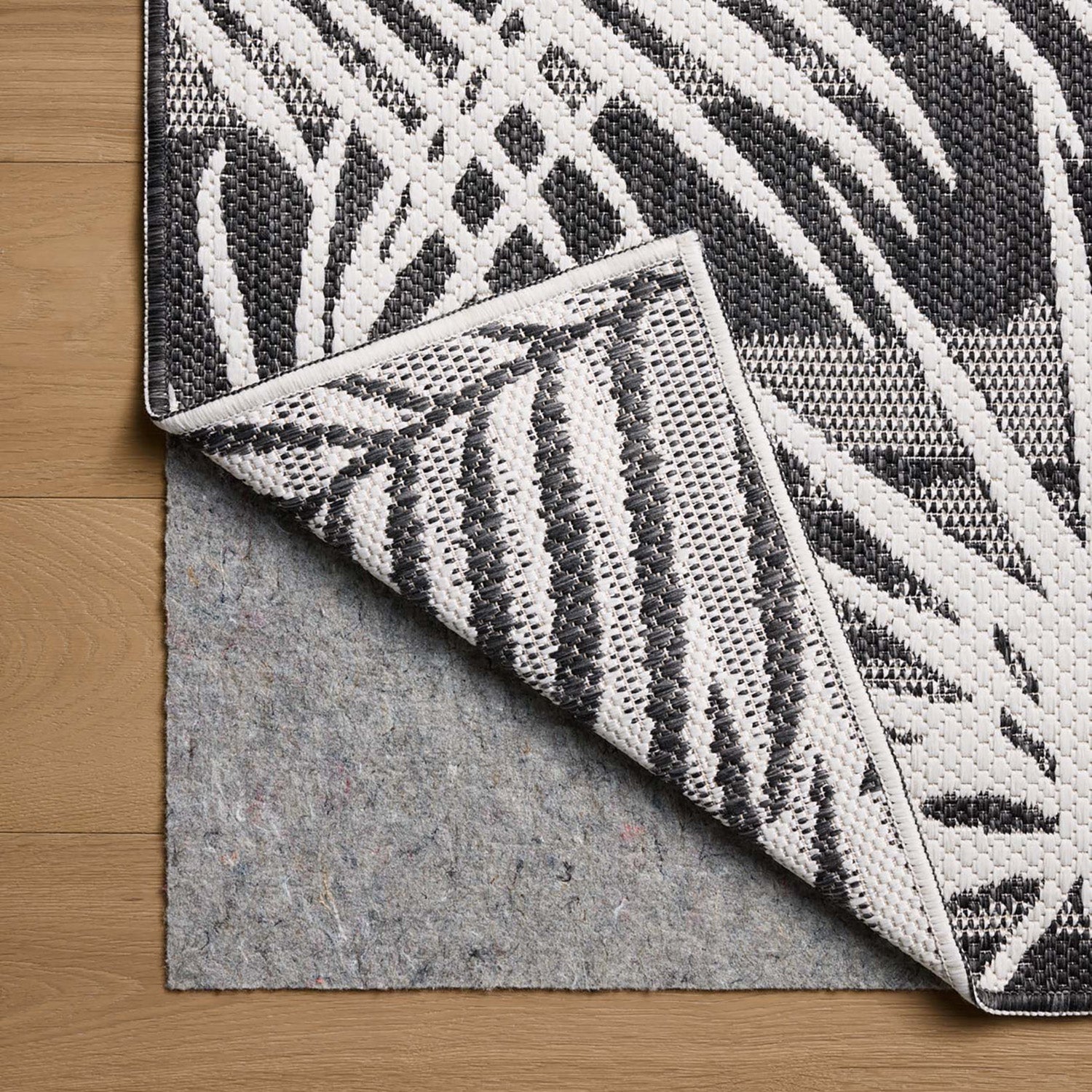 Loloi Easton Ivory/Onyx Indoor/Outdoor Rug