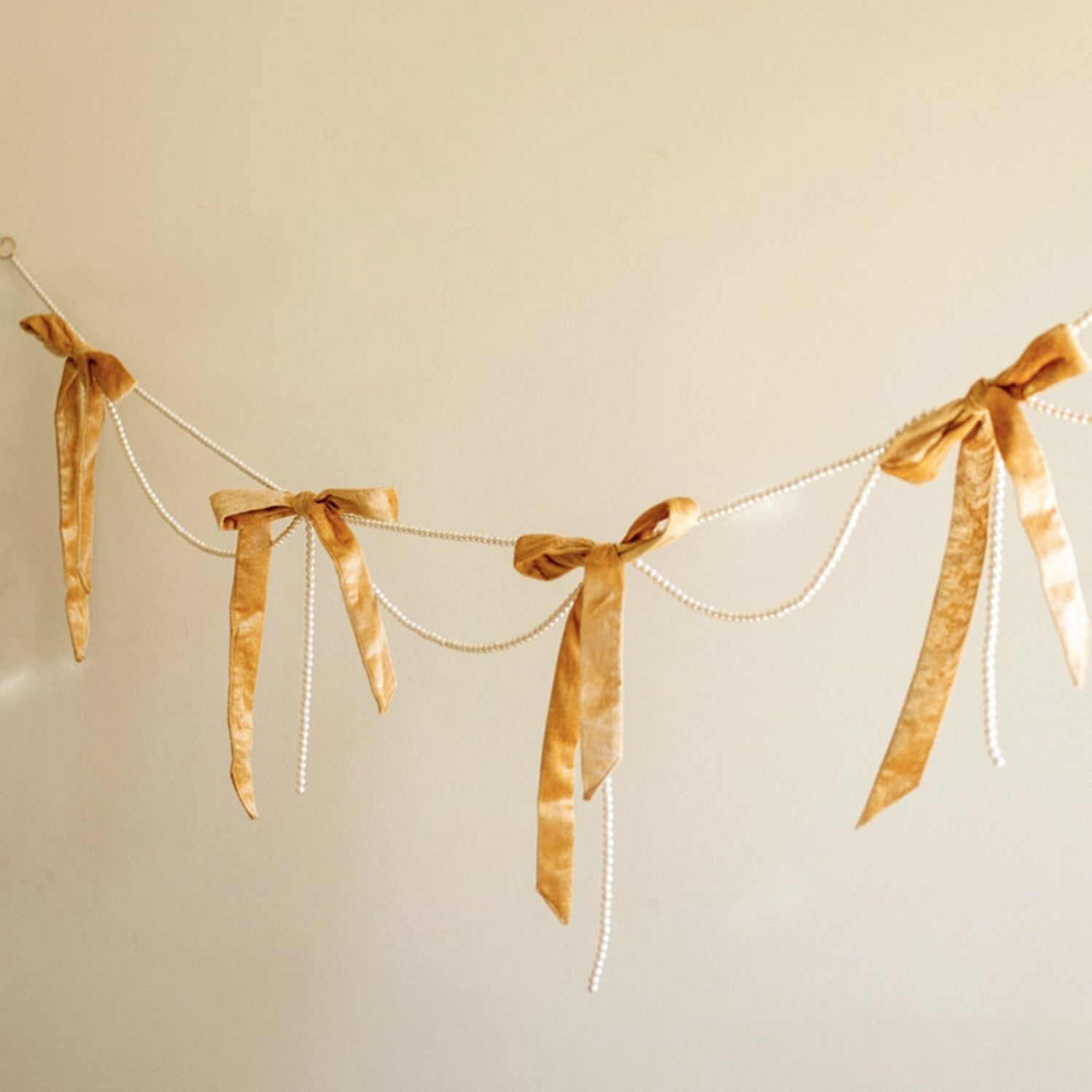 Bow with Pearls Garland