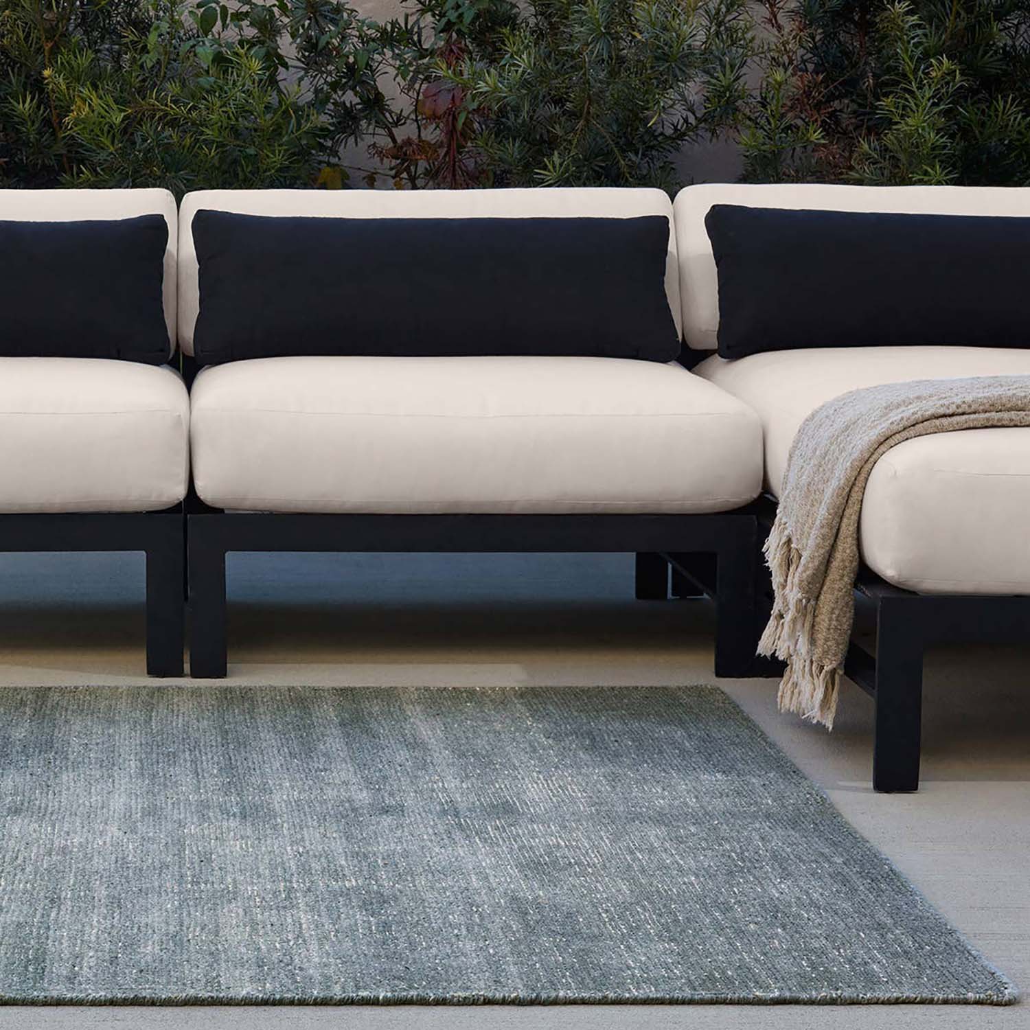 Jaipur lIving Rebecca Limon Solid Indoor/Outdoor Rug