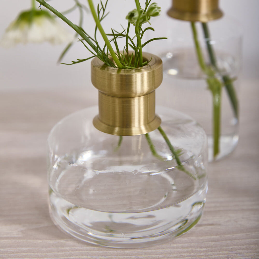 Jimmy Budvase detail view, clear glass budvase with brass neck