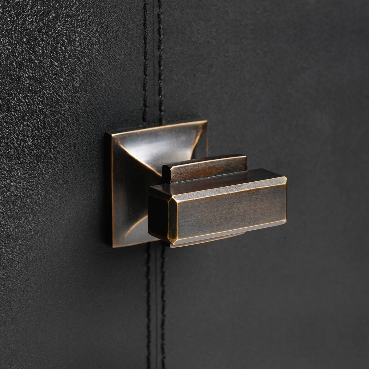 Villa and House Elton 1-Drawer Side Table