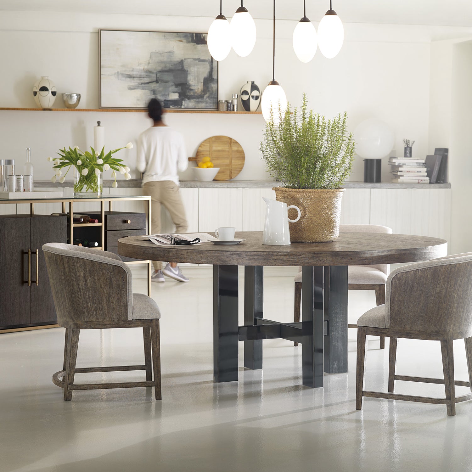 Hooker Furniture Curata 72in Round Dining Table