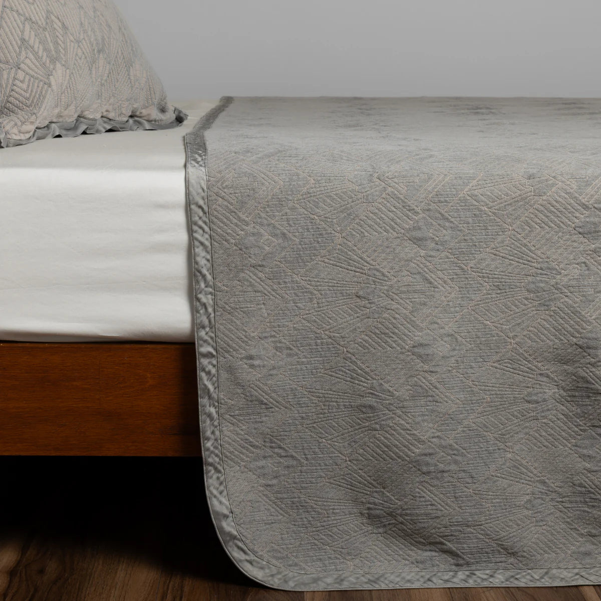 Bella Notte Trettino Bedspread in chenille jacquard, edge and seam detail of the chenille jacquard