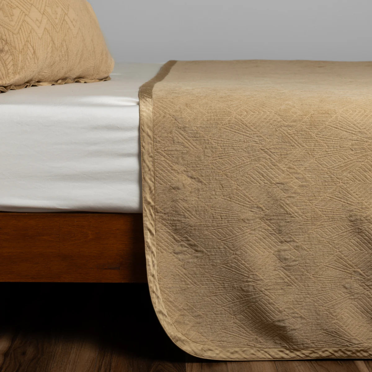Bella Notte Trettino Bedspread in chenille jacquard, reverse side showing the backing