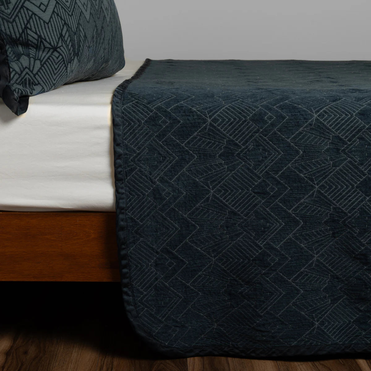 Bella Notte Trettino Bedspread in chenille jacquard, detail of the stitching and finish