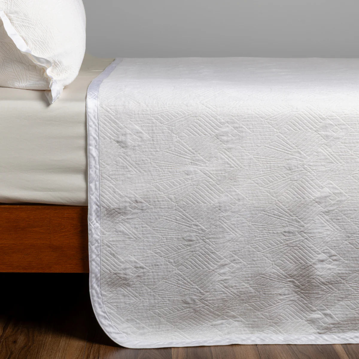 Bella Notte Trettino Bedspread in chenille jacquard, paired with matching shams