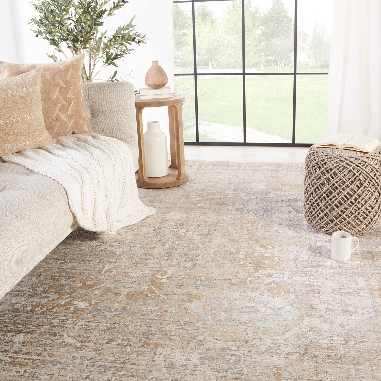Label J by Jaipur Living En Blanc Aubin Power Loomed Rug
