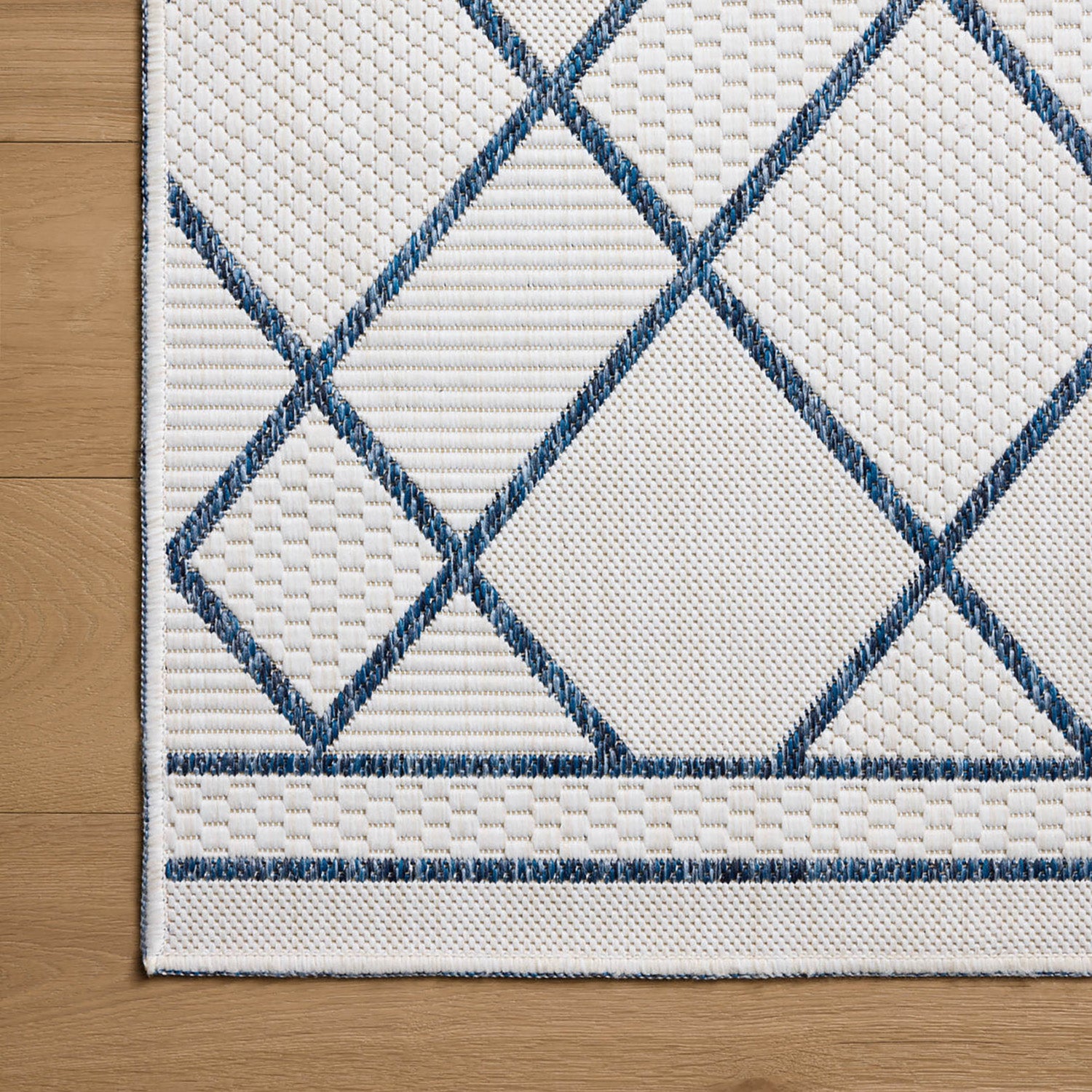 Loloi Easton Ivory/Denim Indoor/Outdoor Rug
