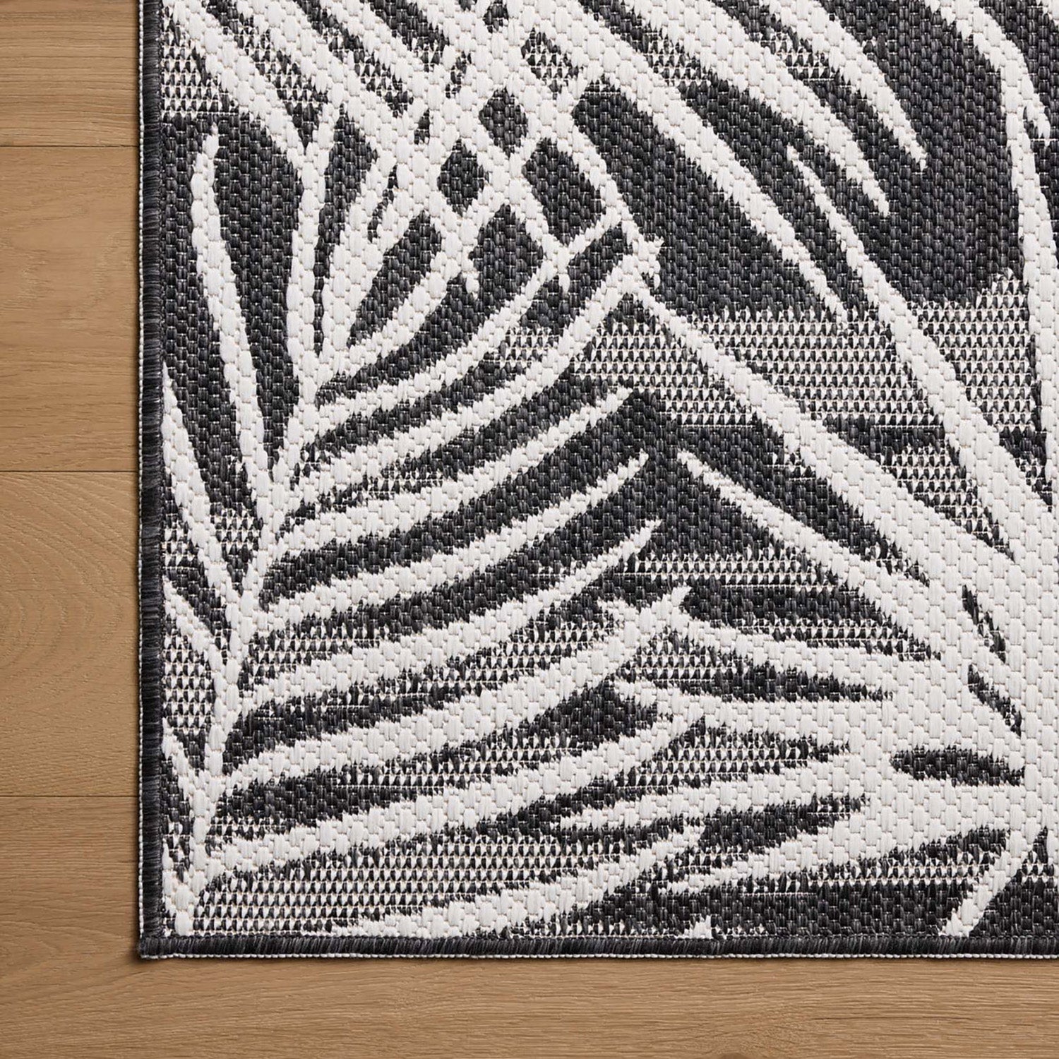 Loloi Easton Ivory/Onyx Indoor/Outdoor Rug