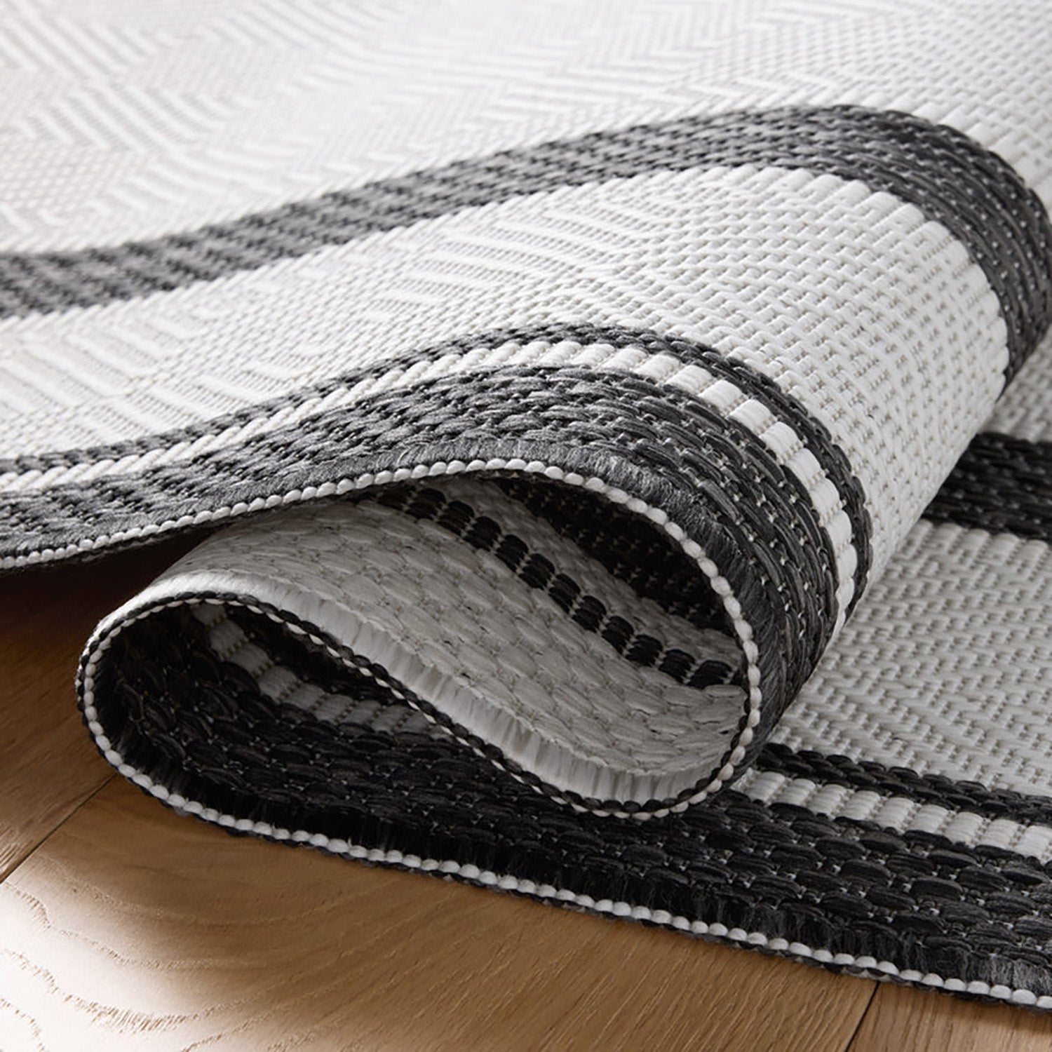 Loloi Easton Onyx/Ivory Indoor/Outdoor Rug