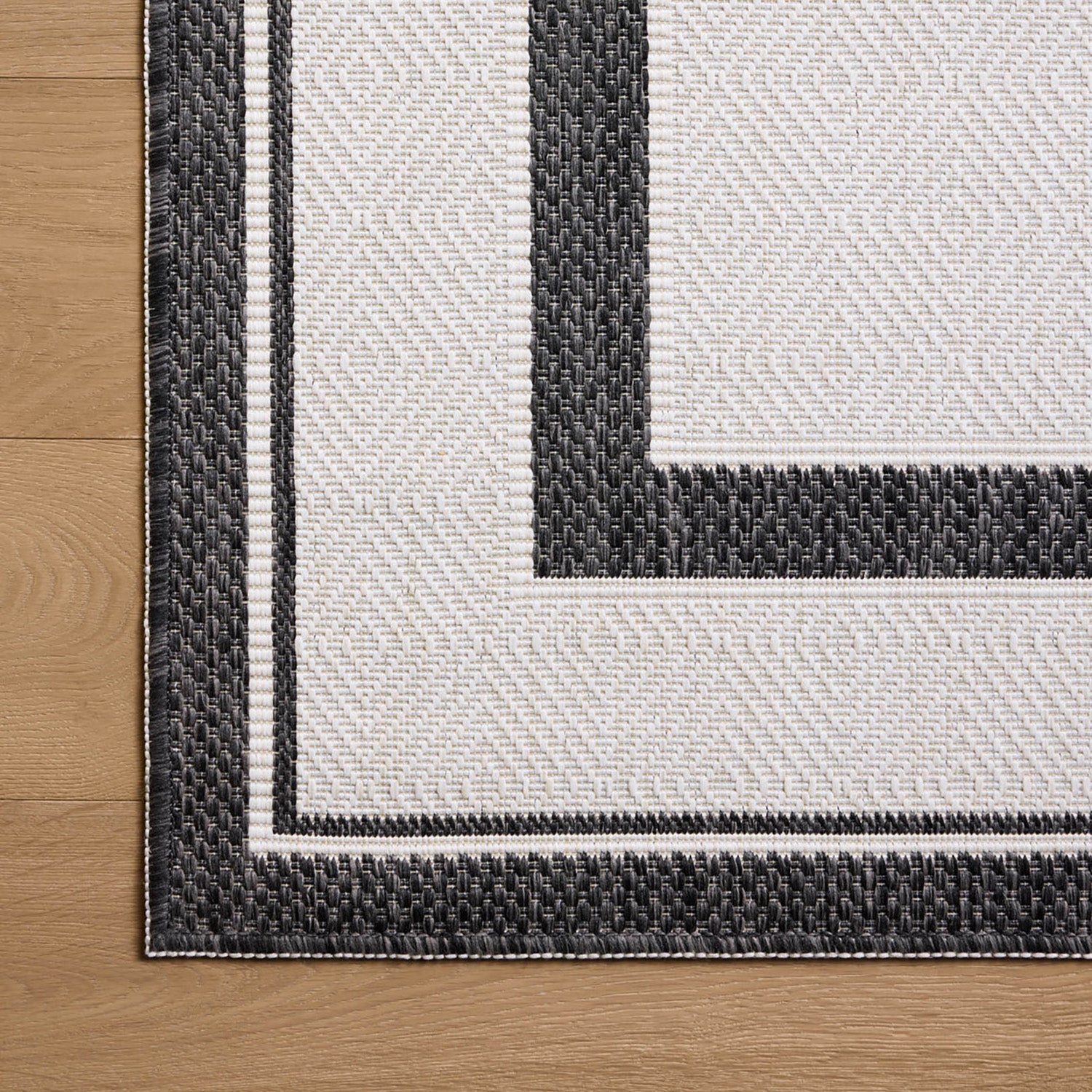 Loloi Easton Onyx/Ivory Indoor/Outdoor Rug