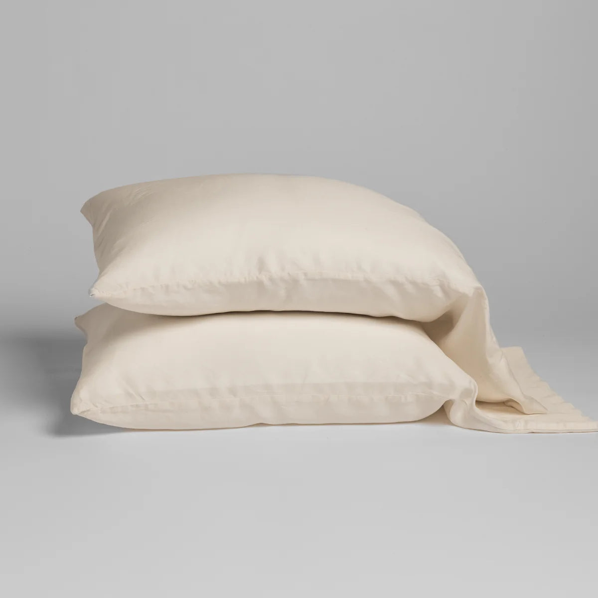 Bella Notte Madera Luxe Pillowcase in Tencel, styled with a throw and pillows