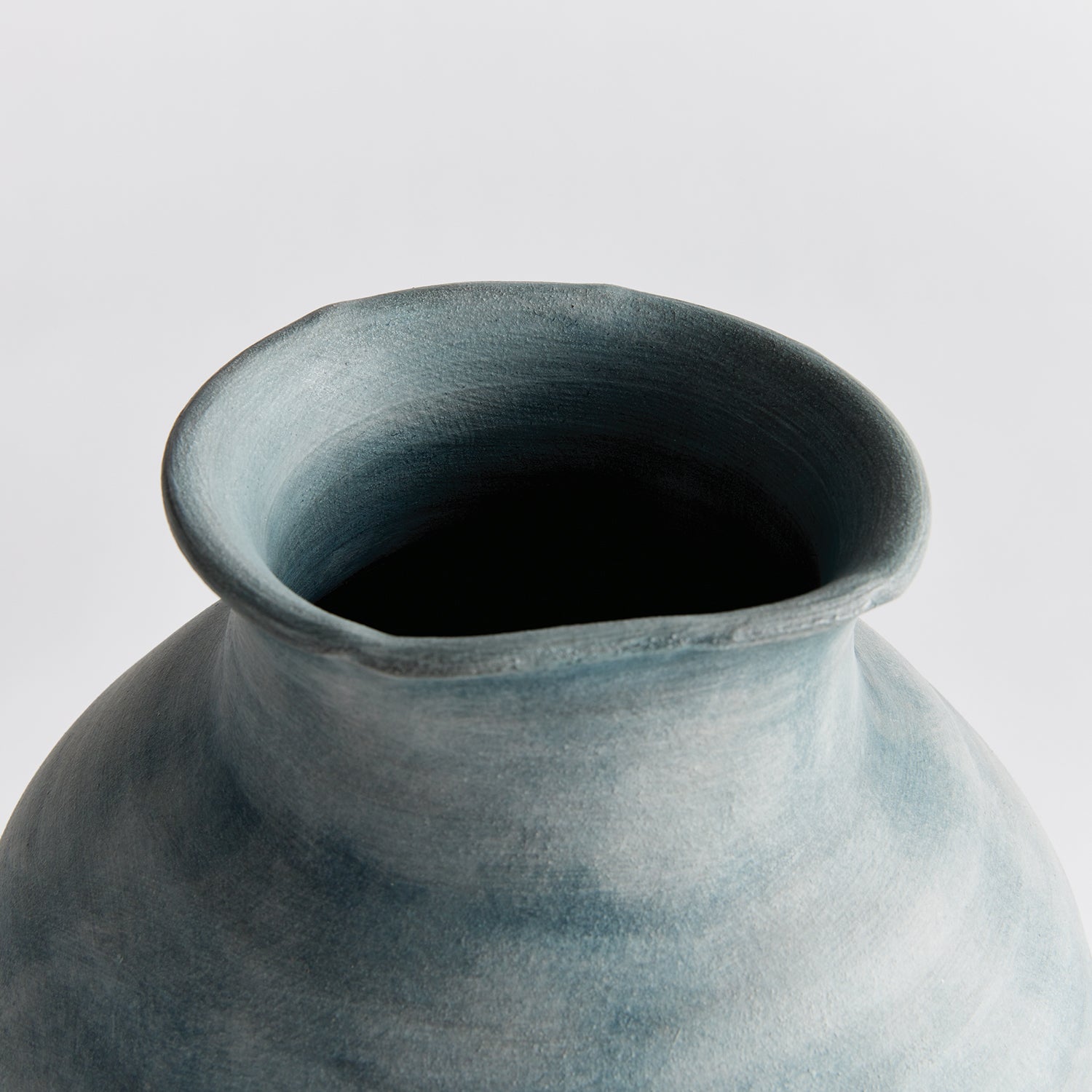 Mirela Vase