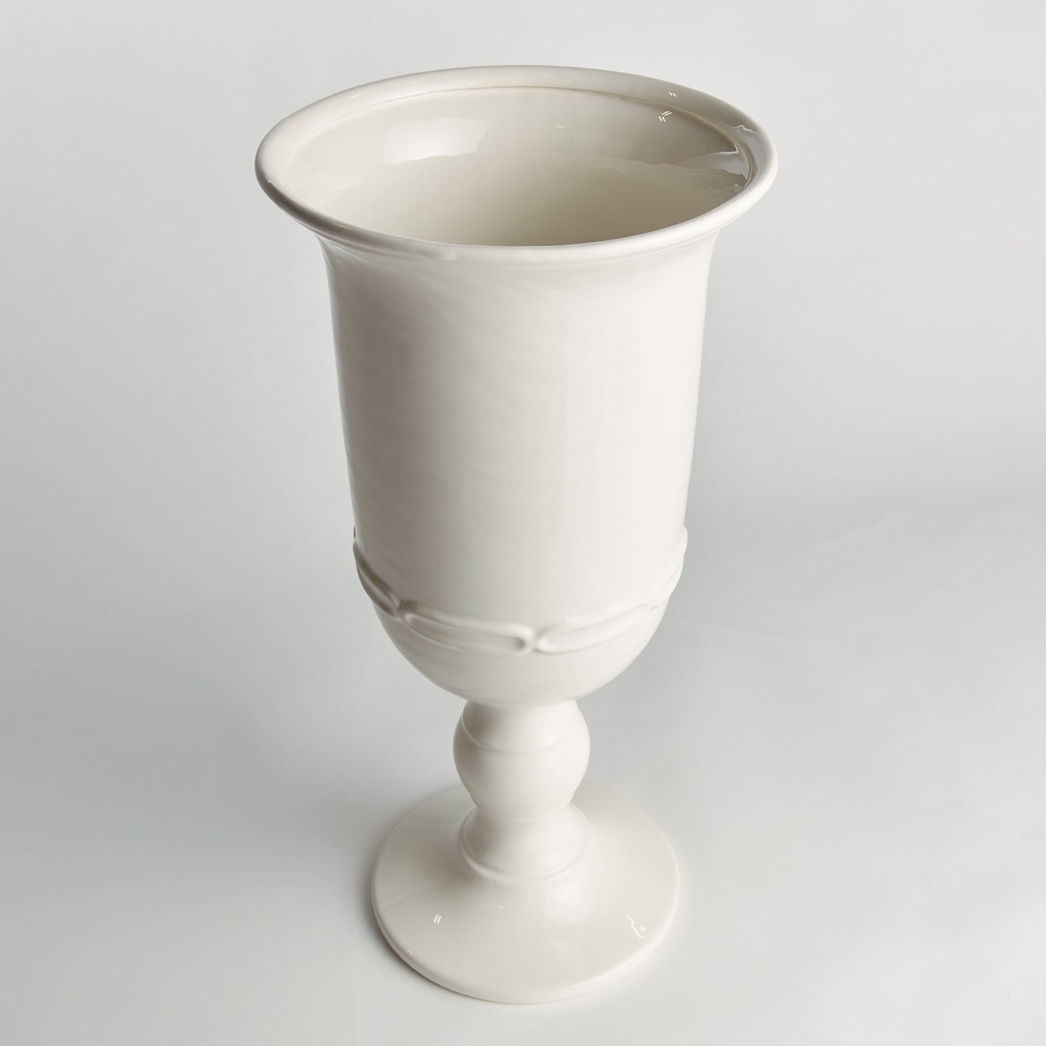 Mirabelle Grande Pedestal Urn
