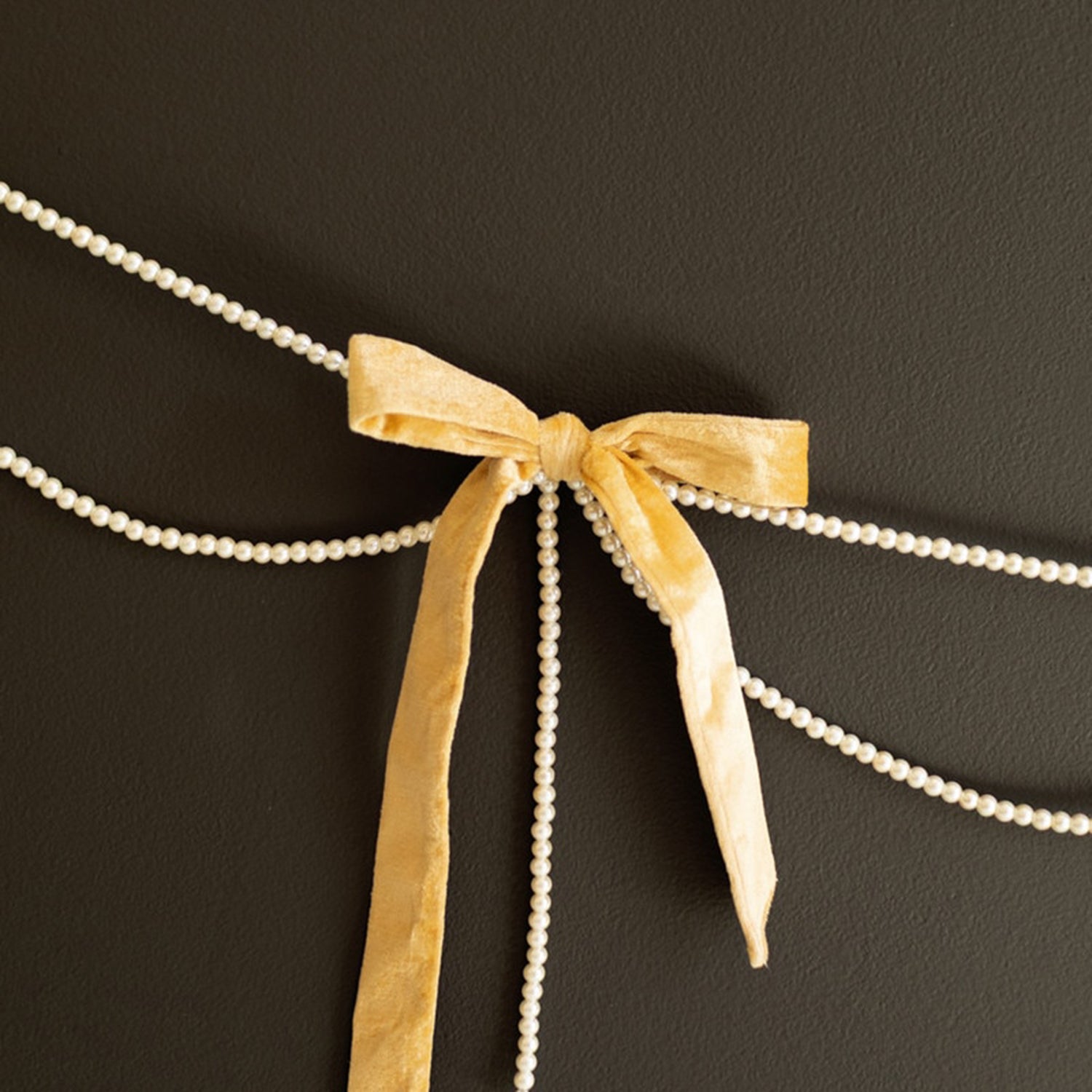 Bow with Pearls Garland