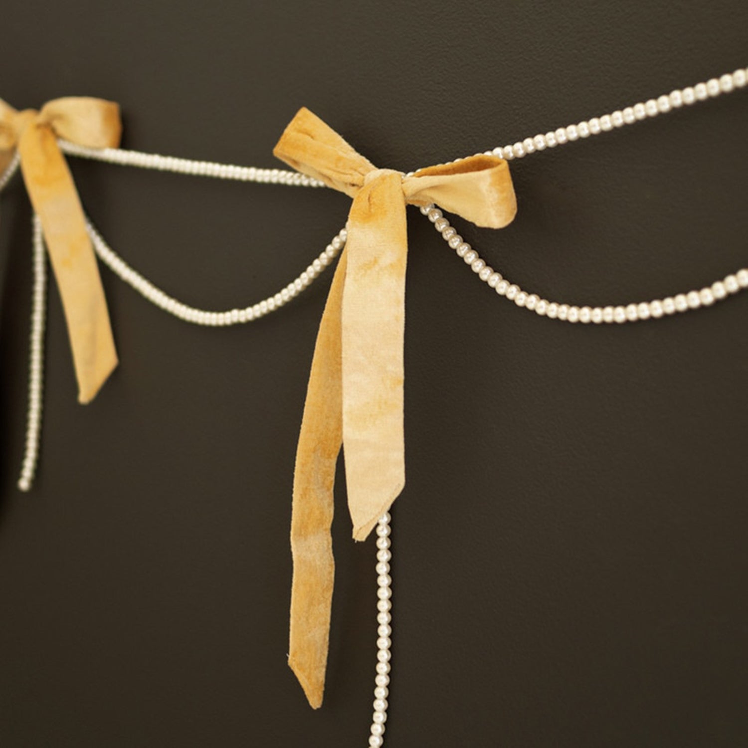 Bow with Pearls Garland