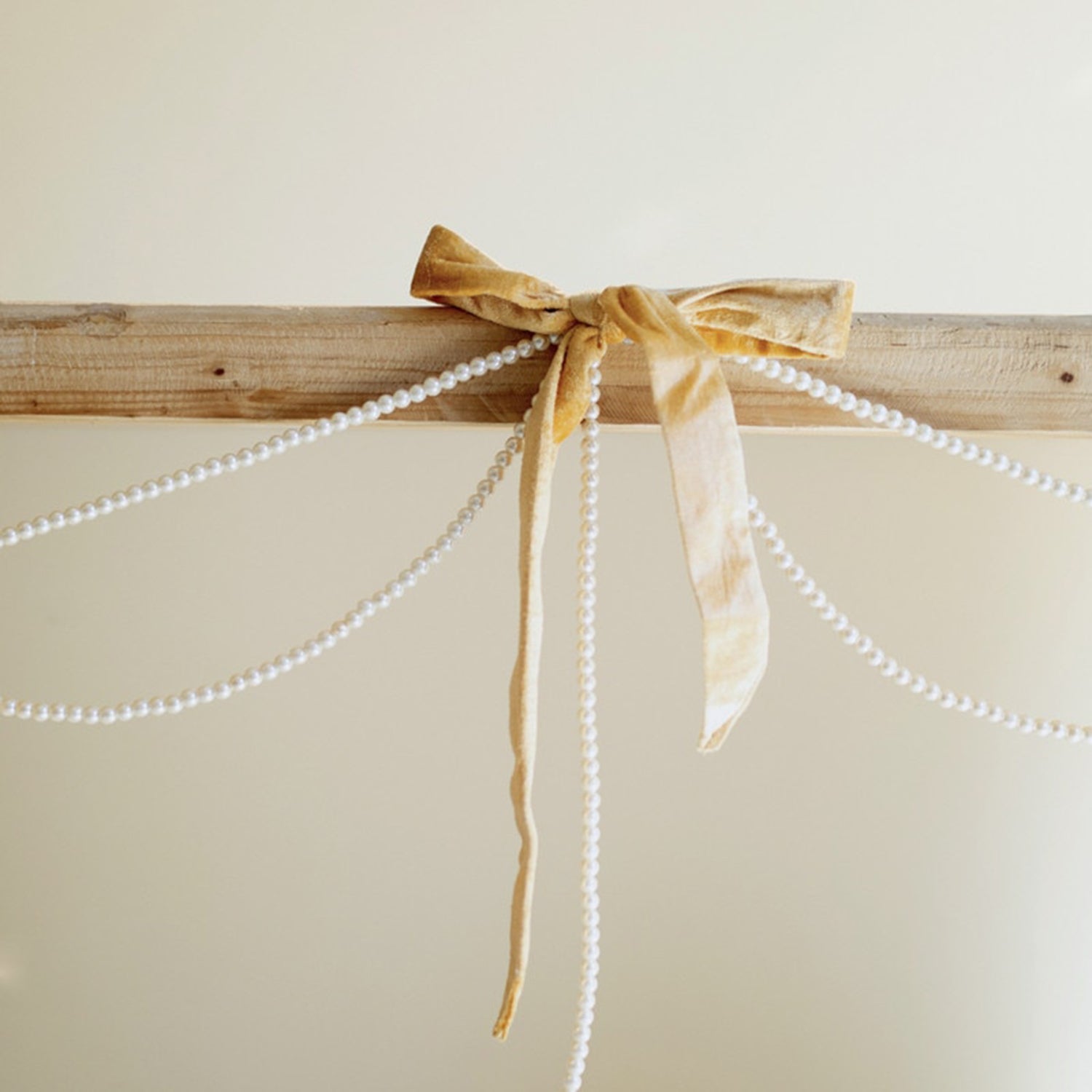 Bow with Pearls Garland