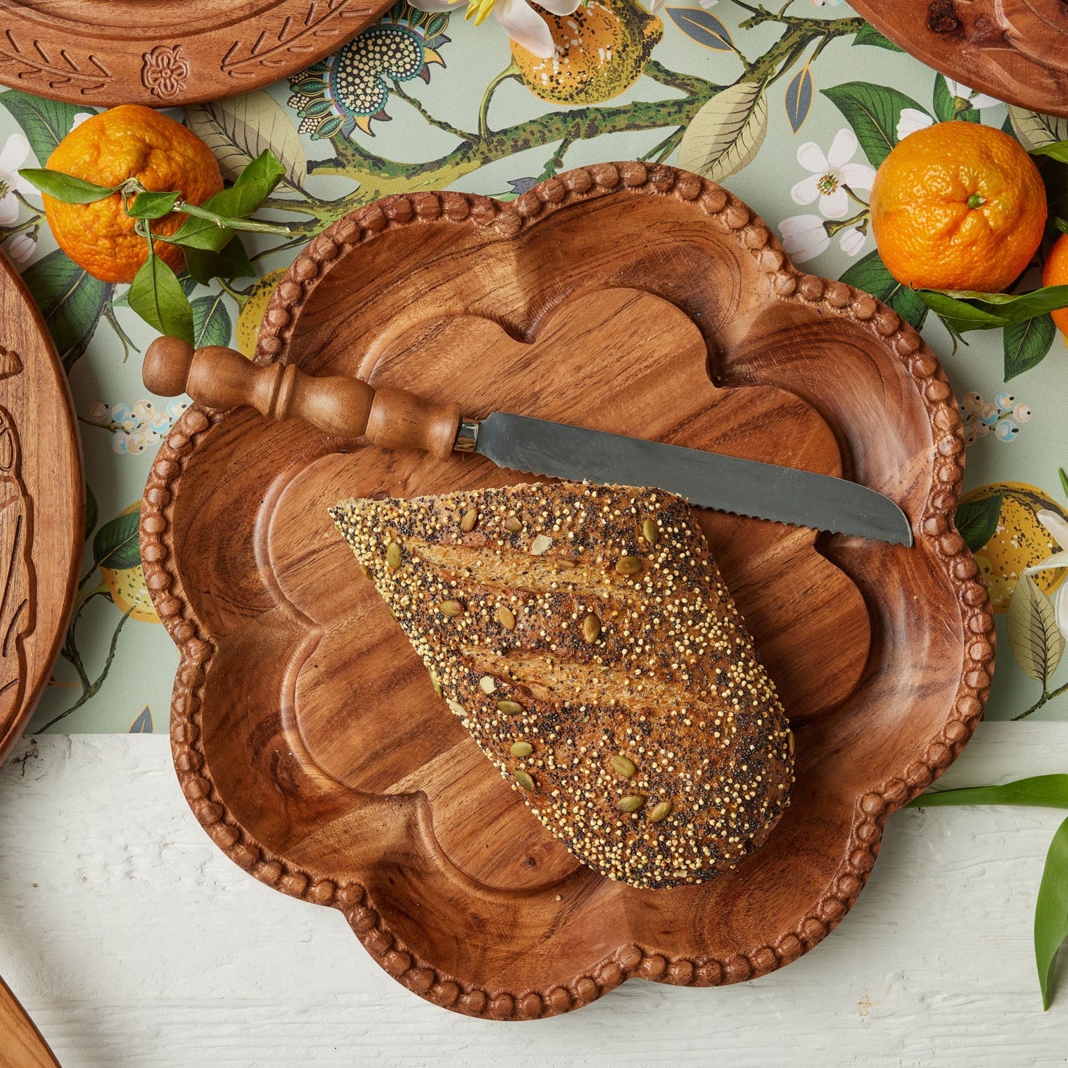 Etu Home Vintage English Scalloped Medium Bread Board