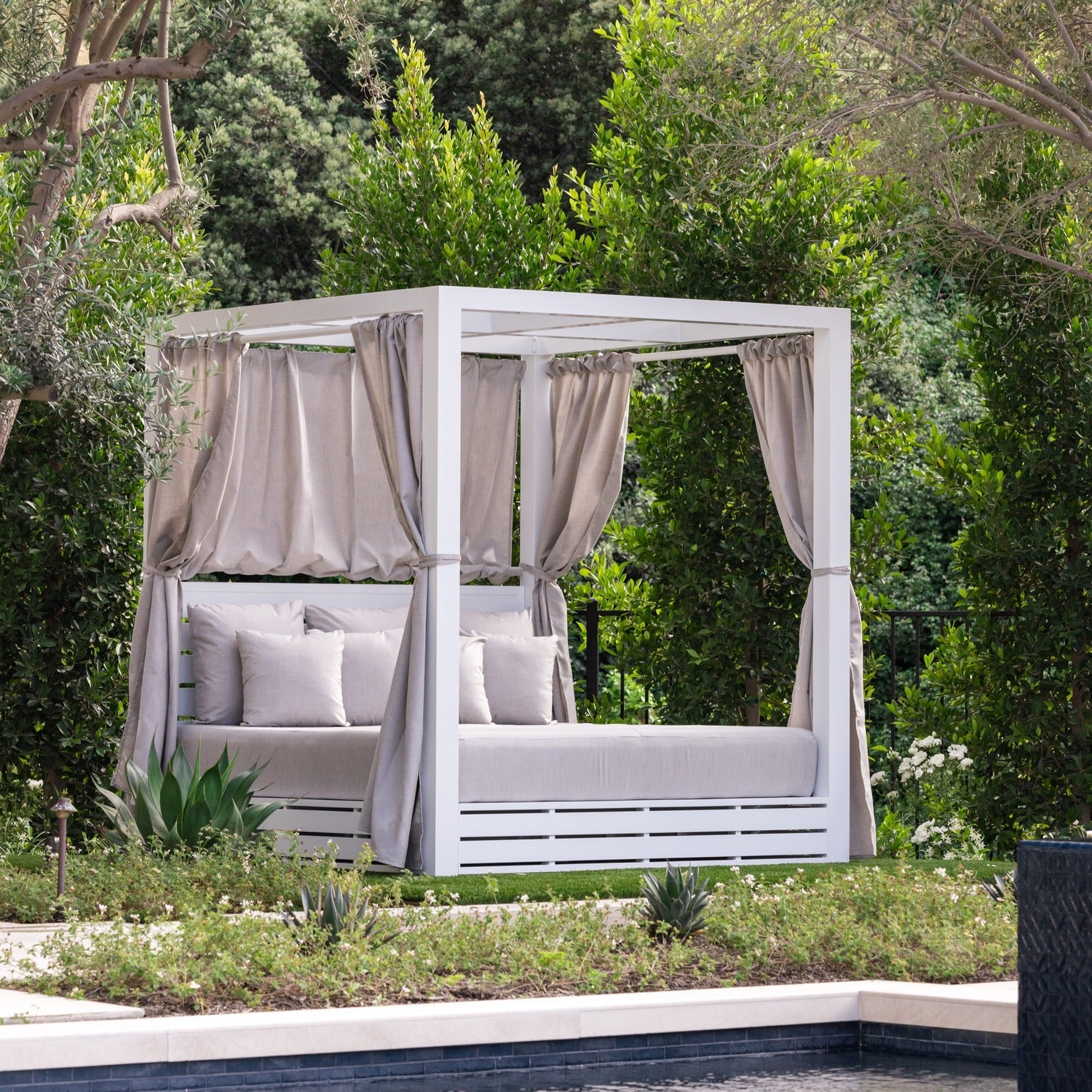 Sunset West Newport Cast Silver Resort King Outdoor Daybed