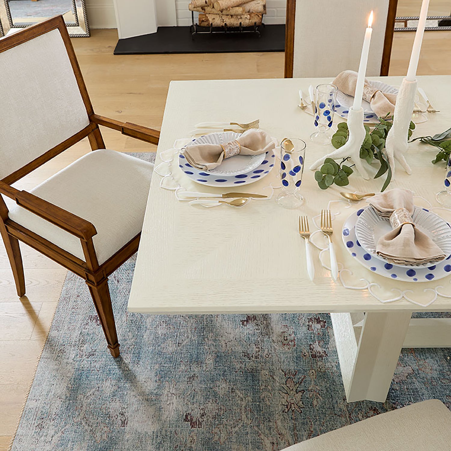Villa and House Finn Dining Table
