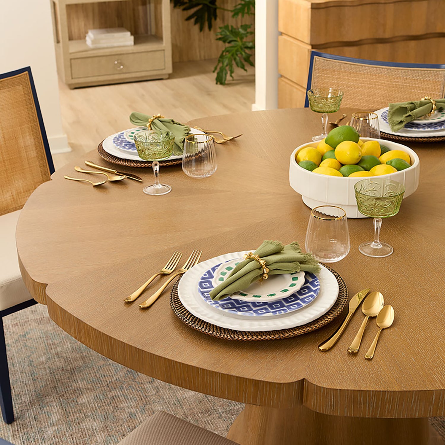 Villa and House York Dining Table