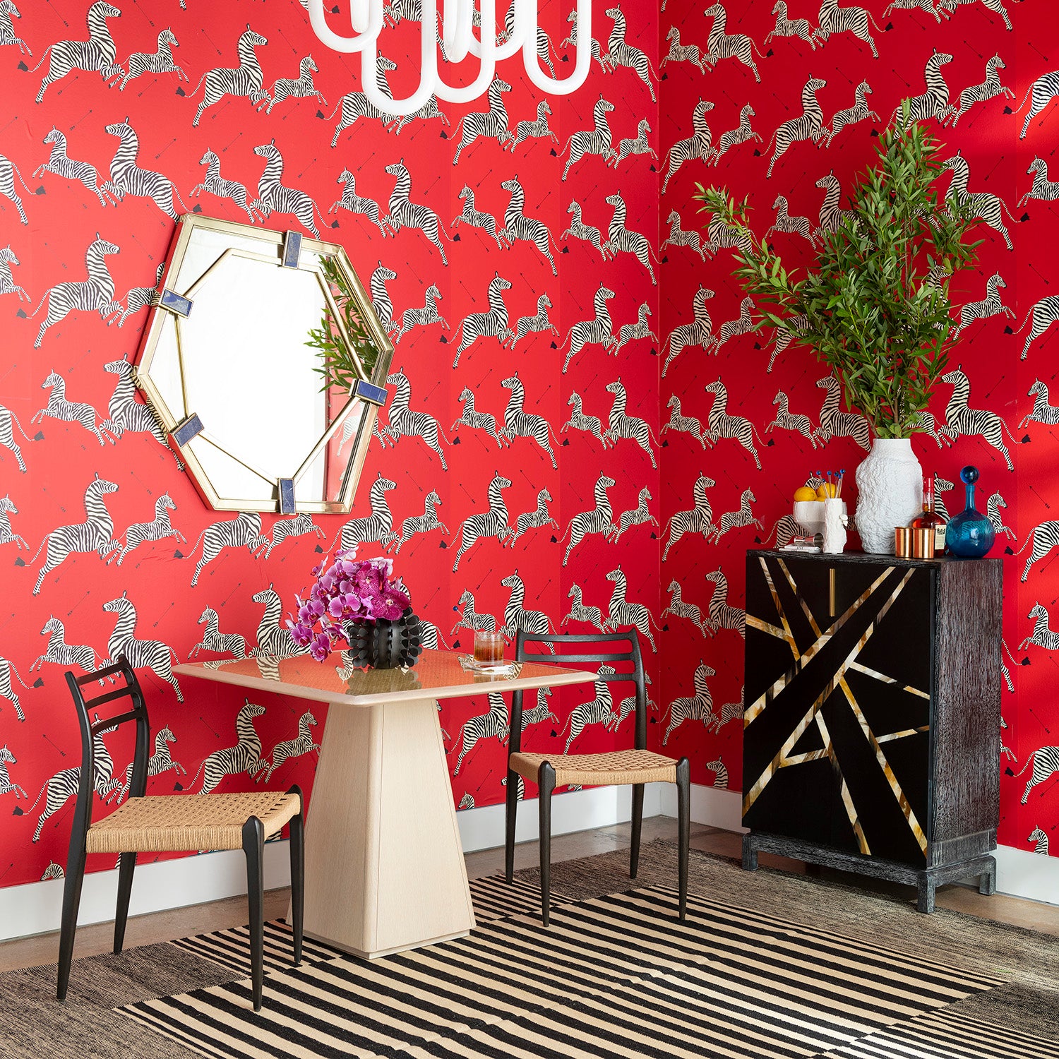 Villa and House Alma Center Dining Table