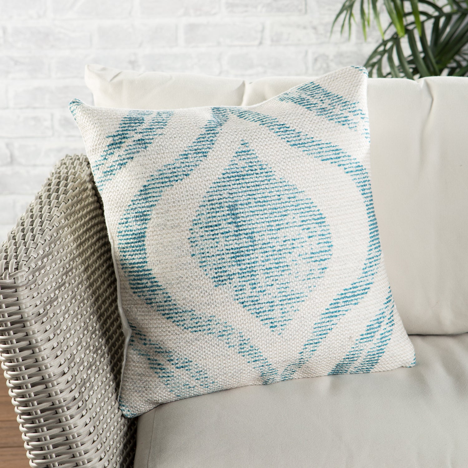 Jaipur Living Omni By Nikki Chu Groove Cymbal Indoor/Outdoor Pillow