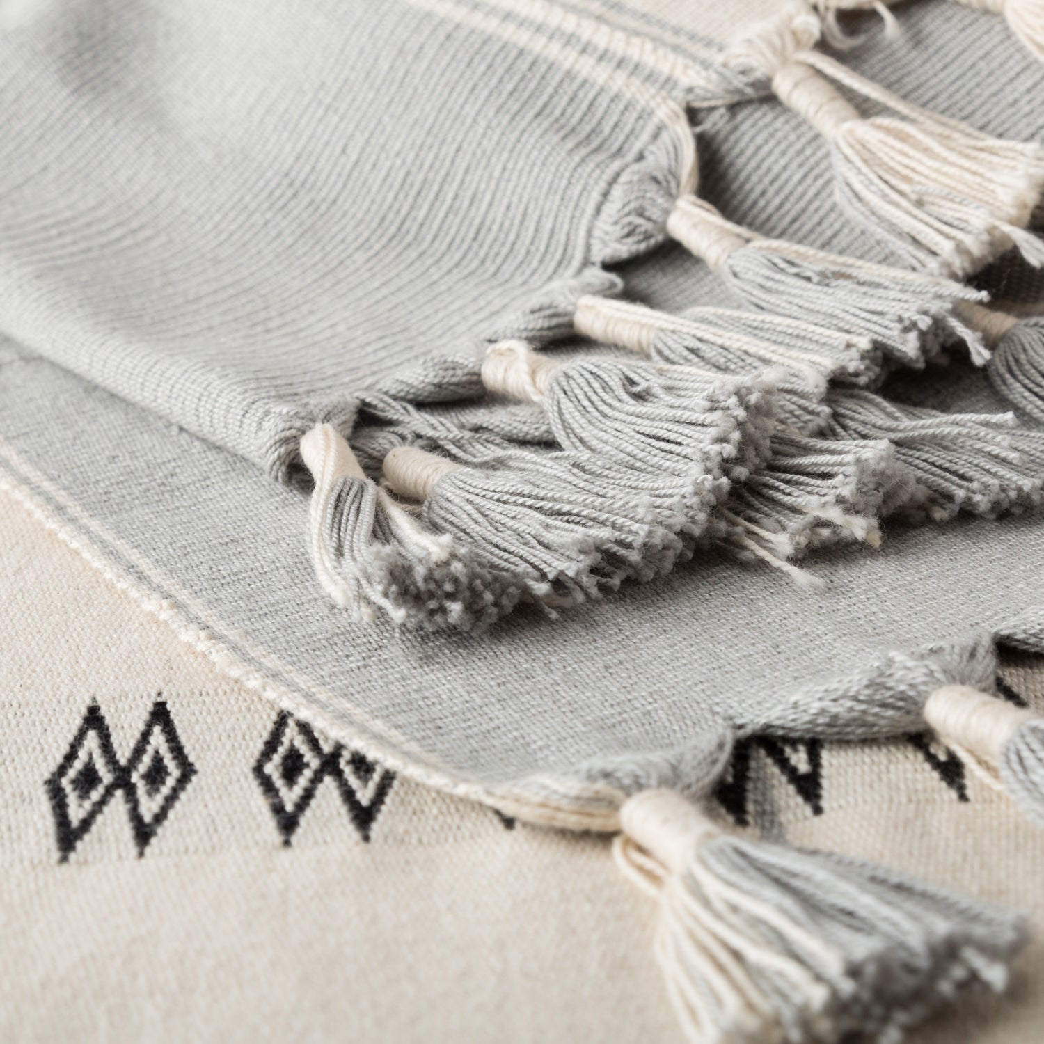 Jaipur Living Nagaland Sekrenyi Throw Blanket